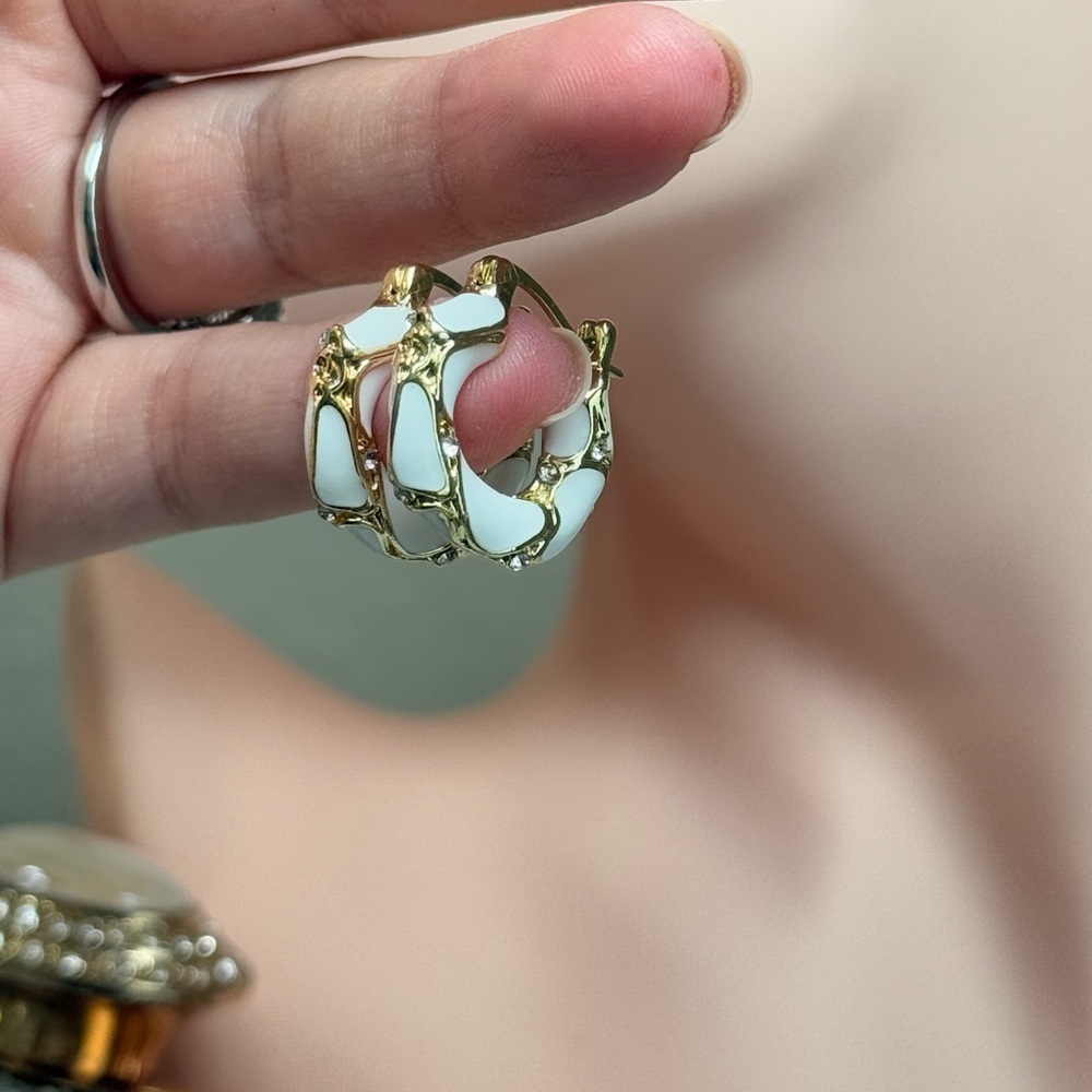 ⚜️ Elegant Gold and White Hoop Earrings - Picture 6 of 8